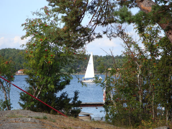 En segelbåt passerade förbi.
