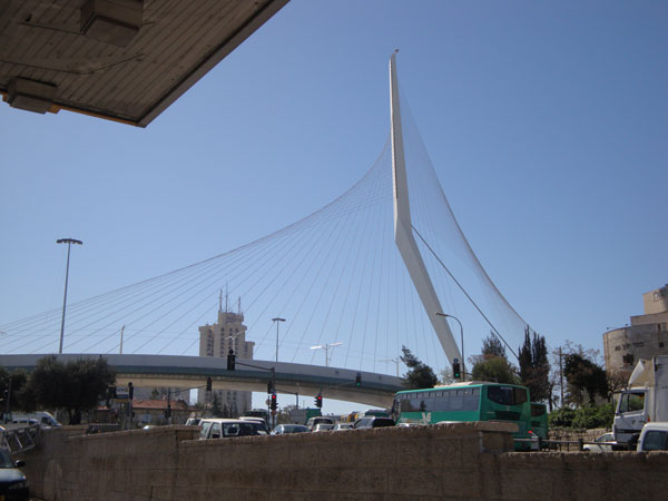En märklig brokonstruktion mitt i Jerusalem.