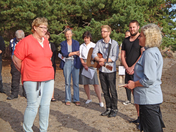 Johanna samtalar med dopkandidaten.