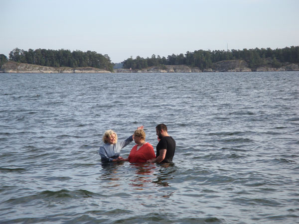Här döper Johanna kvinnan till ett nytt liv med Jesus Kristus.