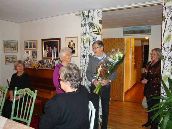 Ingemar uppvaktar med blommor från Second Hand.