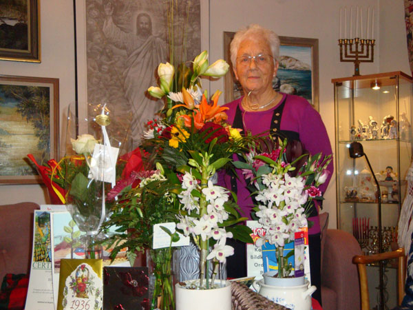 Många blommor, brev, kort, trädplantering i Israel mm; 11/12 -11