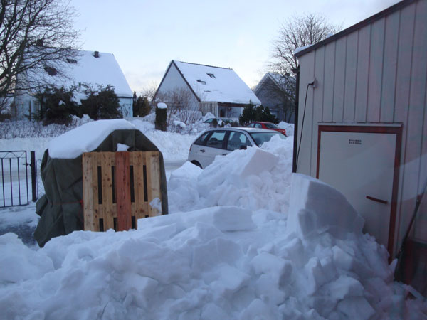 Ute hade mängder av snö rasat från taken ...