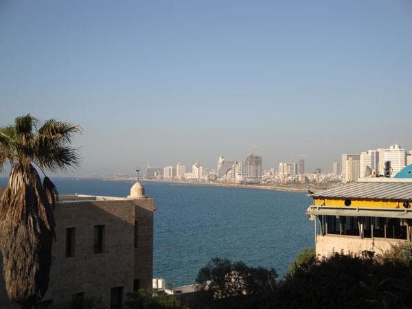 Vy av Tel Aviv från gamla Jaffa.