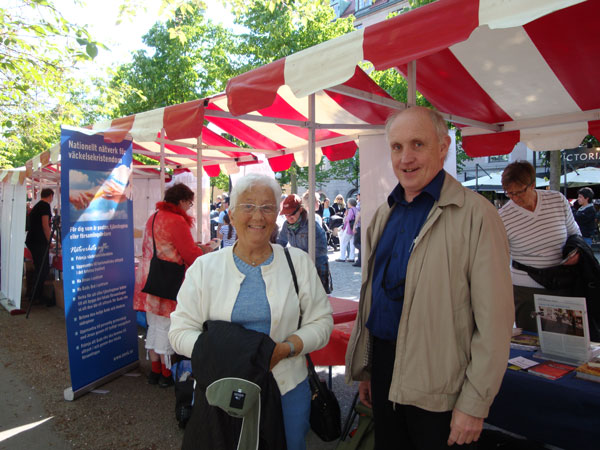 Elsie och Sigvard bakom Shaloms stånd.