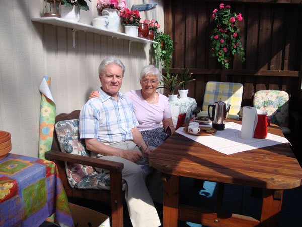 Elsie & Ivan på vår sköna altan; 5/6 -11.