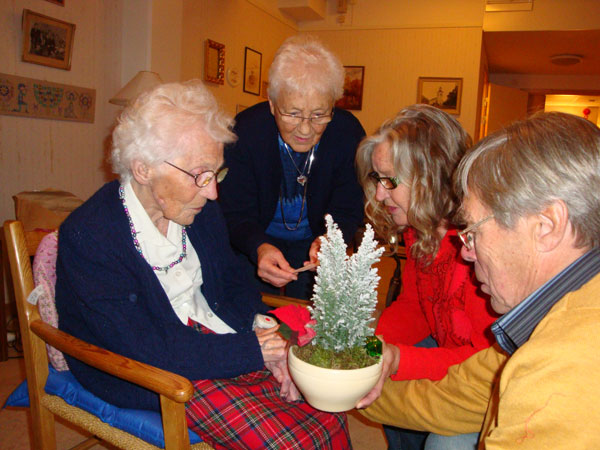 ... hälsar på mor Greta med en julblomma; 1/12 -11.