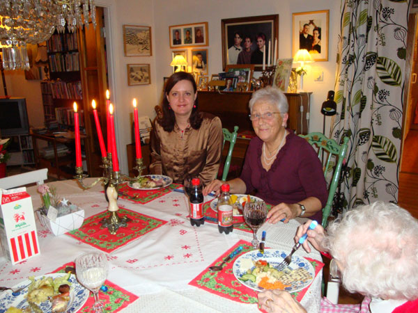 Julmiddagen avnjöt vi i stillhet med en inbjuden gäst. Den här gången var maten mera av norrländsk typ. Det smakade gott. Bilden till vänster visar årets julgran med klapparna under.