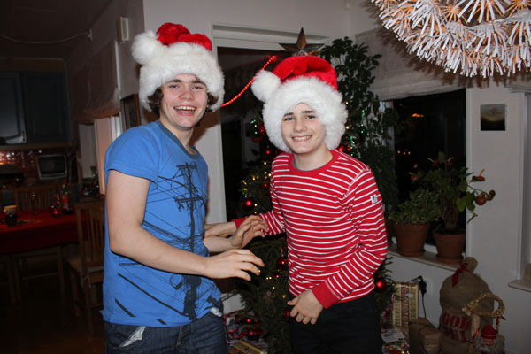 Foto: Åsa Henricson Två glada tomtenissar i Älta - Felix och Max.