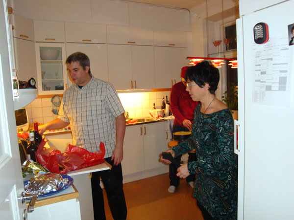 Åsa inspekterar Daniels skinkgriljering medan Isak ...