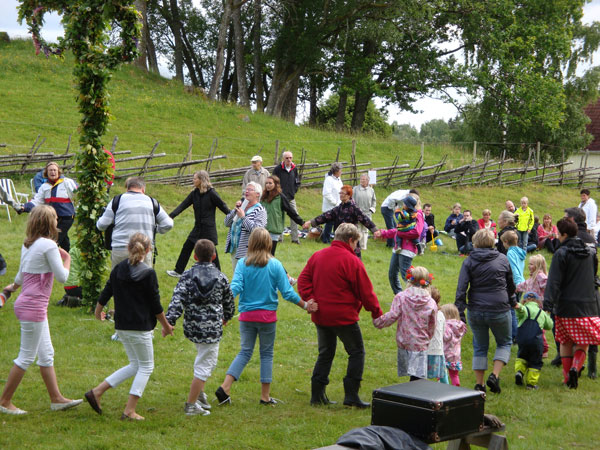 Dans kring midsommarstången i hembygdsparken på Ekhult.