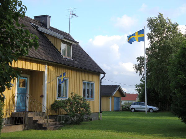 Det är midsommar och vi flaggar.