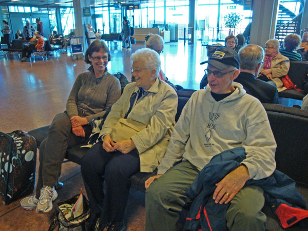 Susann, Elsie och Bengt på Arlanda.