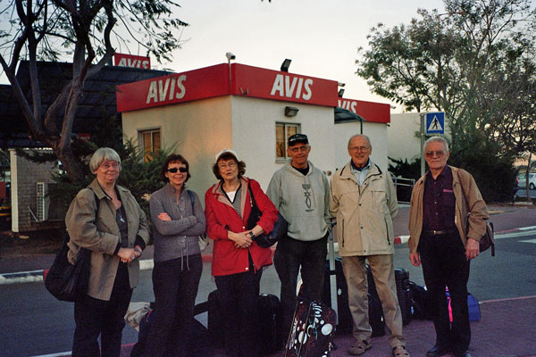 Britt, Susann, Ella, Bengt, Fritz och Ivan utanför Avis, Ben-Gurionflygplatsen