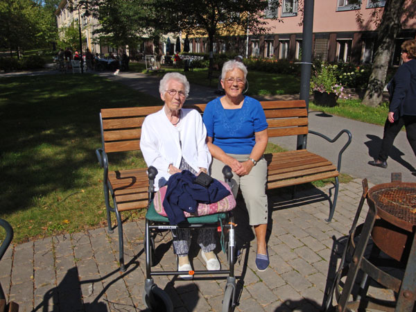 Promenad i parken utanför boendet.