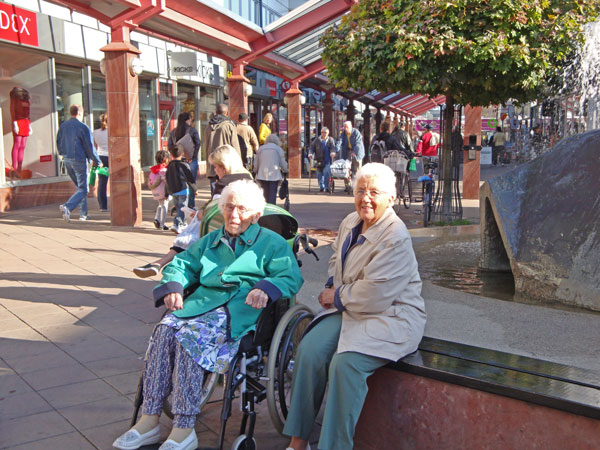 Greta och Elsie i Högdalens Centrum; 30/9 -11
