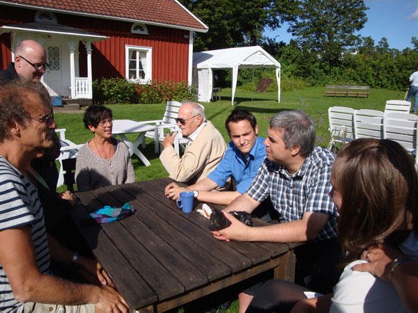 ... både inne och ute.
