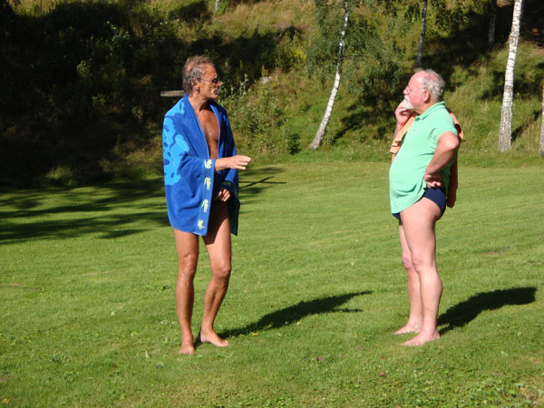 En del passade på att ta ett dopp i det vackra vädret.