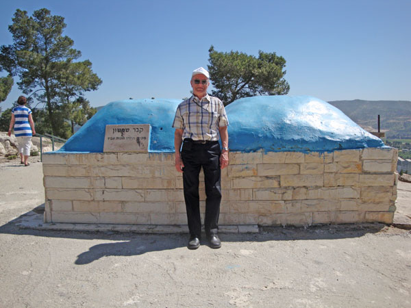 Här finns också historiska monument; Ivan framför Simssons grav.