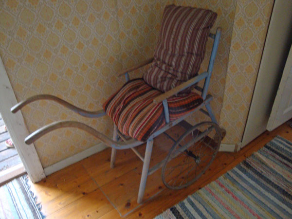 Gammal rullstol hos Erik & Ingrid; 14/6 -12.