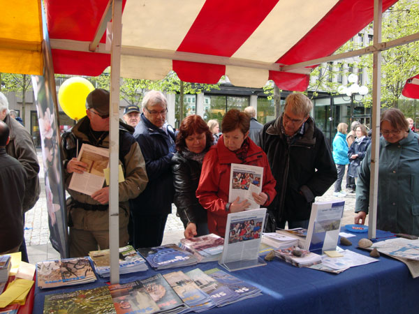 Shaloms tidskriftsbord, Jesusmanifestationen, Kungsträdgården; 12/5 -12.