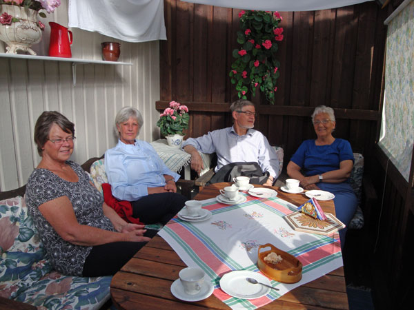En kaffetår med några grannar på vår altan; 17/5 -12.