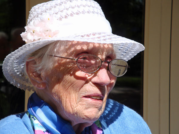 ... det sköna vädret - här Greta med sommarhatten på.