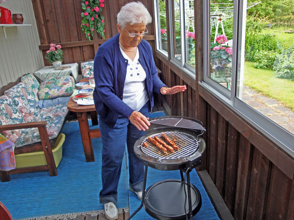 Grillmästaren Elsie i full aktion. Spetten smakade gott och ...