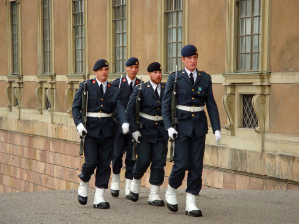 Isak går högvakt och på väg ...