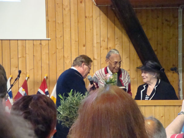 Birger Skoglund introducerar Emanuel & Aase Minos ...
