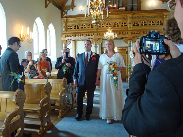 Daniel & Linda på väg in i Sandviks kyrka