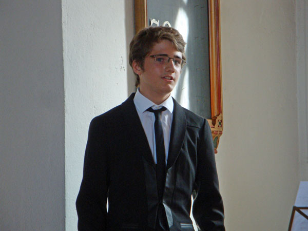 Max sjunger