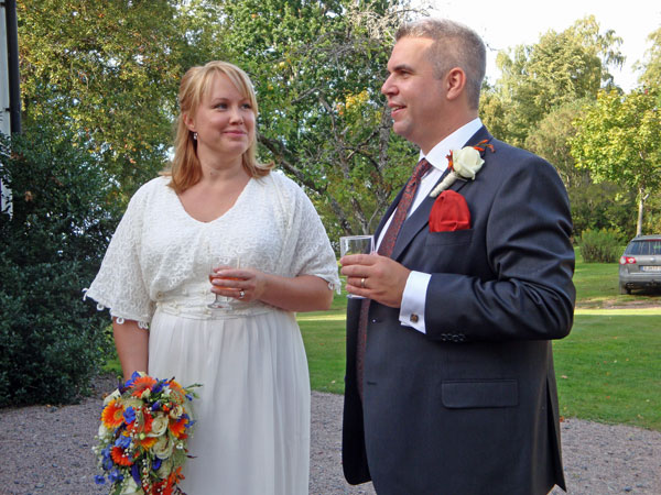 ... till bröllopsmiddagen på församlingshemmet