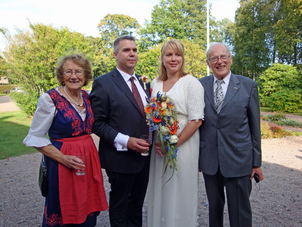 Brudparet tillsammans med Ella & Fritz