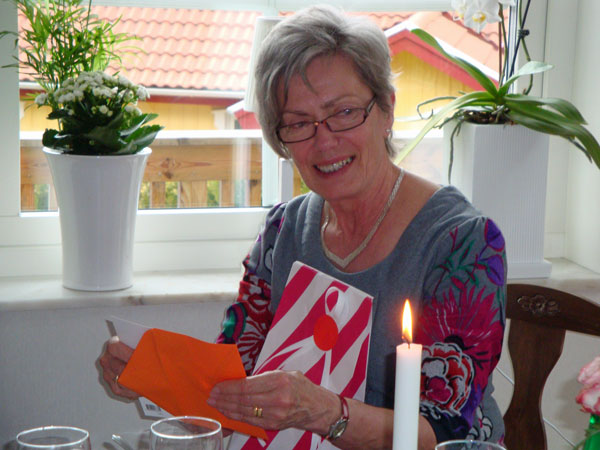 Eva öppnar presenter ...