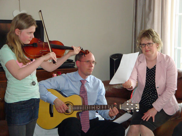 Matilda, Johan & Elenor underhåller