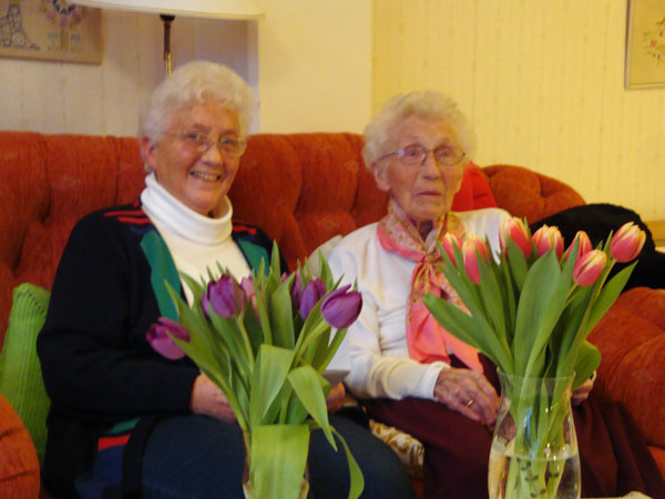 ... tidigare varit där med blommor från församlingen. Elsie och Greta.