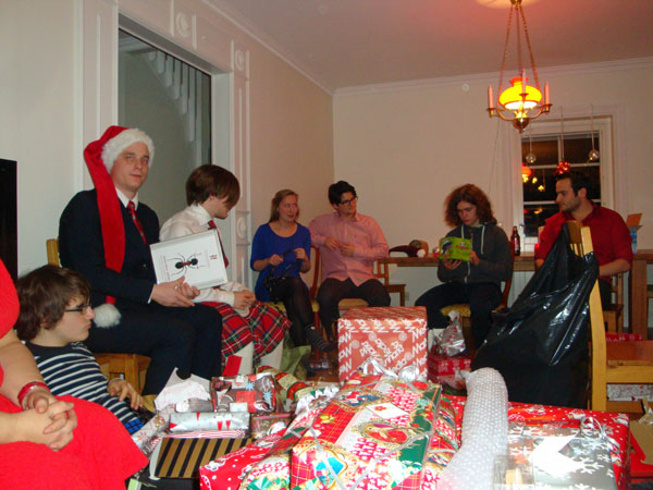Julklappsutdelning i storfamiljen. 21/12 -13