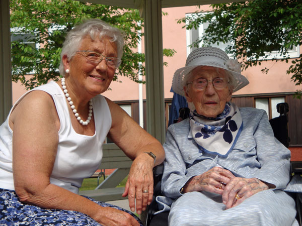 Elsie och Greta i paviljongen i Parken; 21/6 -13