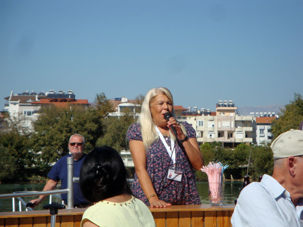 Vår guide - här på flodbåtutflykten på Manavgat ut till Medelhavet; 20/10-13