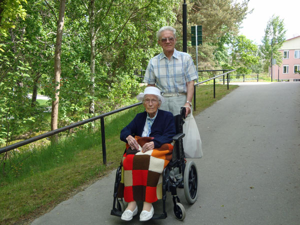 Ivan och Greta på promenad i parken