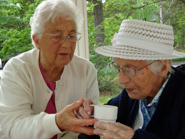 Kaffe i paviljongen - Elsie och Greta; 30/5 -13