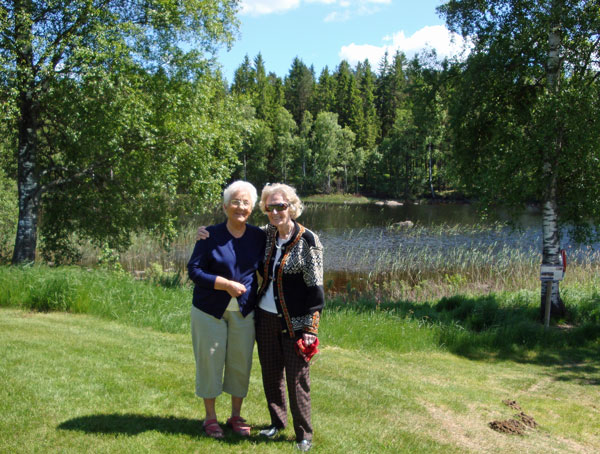Här är Elsie och Elsy vid Örsjöns badplats; 4/6 -13