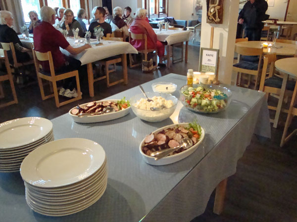 Avslutningsfest med grillning för Dagledigträffen i Tyresö Pingstkyrka ...