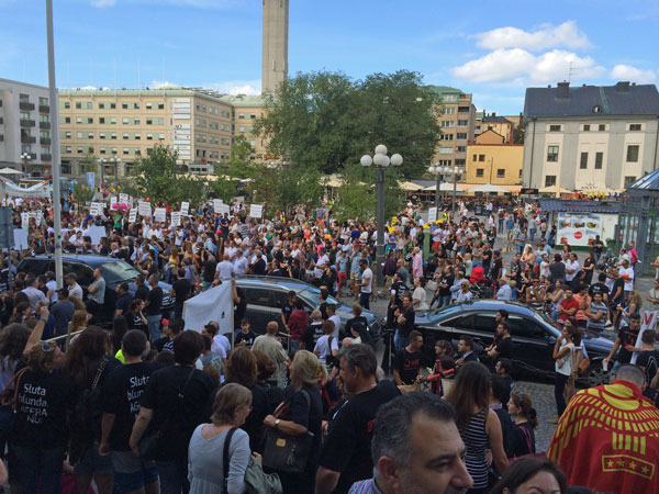 Vi deltar i en stor demonstration på Medborgarplatsen på Söder för ...