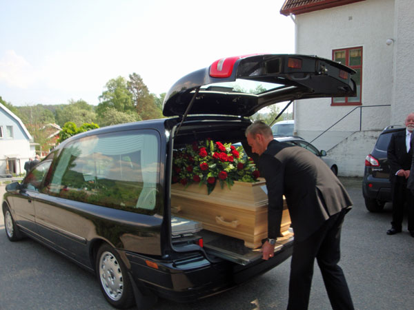 Sista jordiska resan till graven ...
