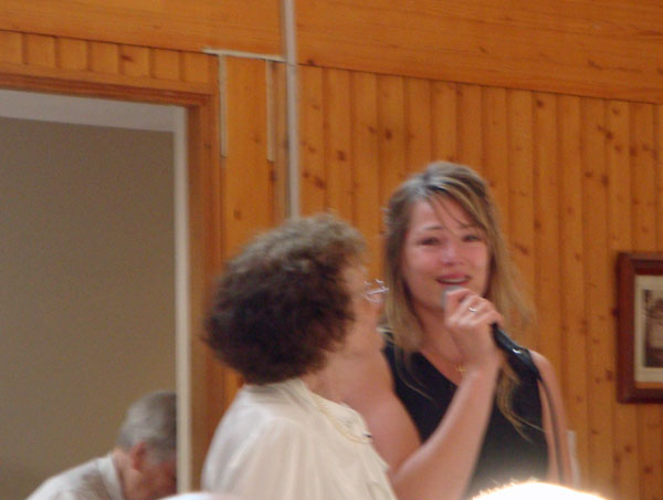 Sondottern Miriam håller tal. Ella lyssnar ...