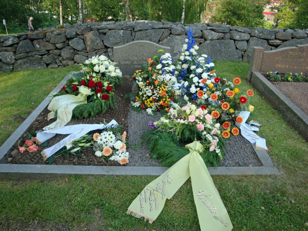 Graven med blomsterhyllningarna.