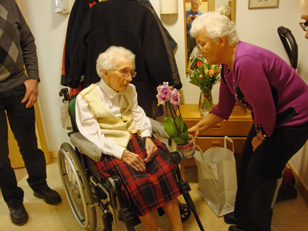 Greta uppvaktas här av oss och Britt-Marie & ...