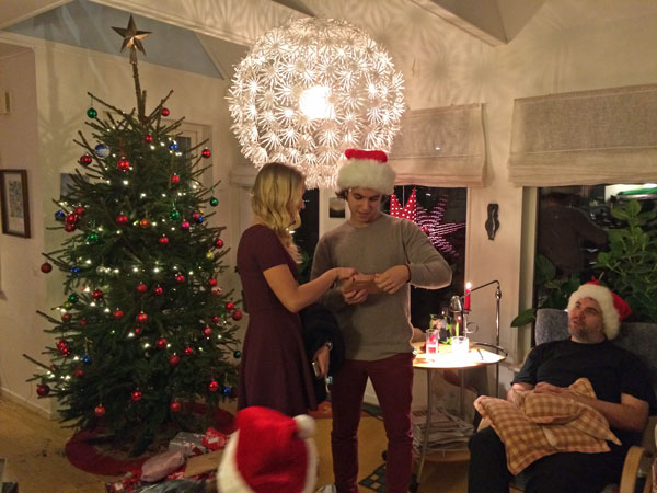 ... och julklappsutdelning (här får Jonas hjälp att läsa av Julia).